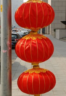 电影港影片详情页示例海报，竖版构图，暖色调经典剧情片风格封面